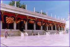 jamamasjid.jpg (18001 bytes)